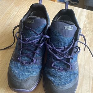 Navy keens hiking shoes
